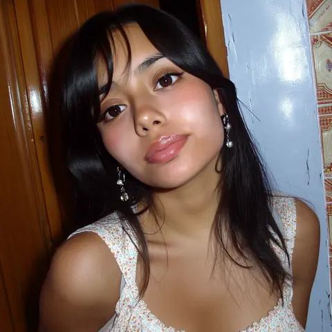 Yesenia Arenas, gallery portrait 5 of 6